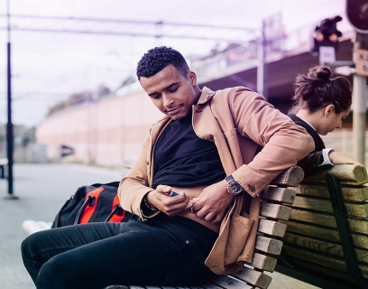 Eine Kassiererin im Supermarkt hat viel zu tun und kommt täglich mit vielen Menschen in Kontakt. #Gib8aufGrippeschutz.