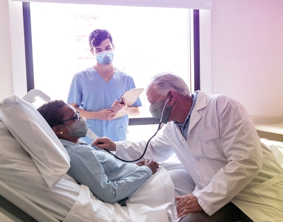 Arzt kümmert sich um seine Patientin. #Gib8aufGrippeschutz