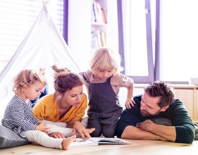 4-köpfige Familie verbringt Zeit miteinander. #Gib8aufGrippeschutz