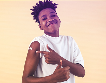 Teenager Junge hat Grippeschutzimpfung erhalten.	