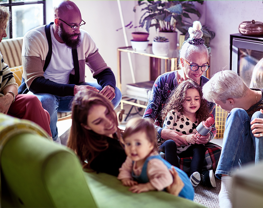 Familienmitglieder jeden Alters verbringen gemeinsam eine schöne Zeit. #Gib8aufGrippeschutz