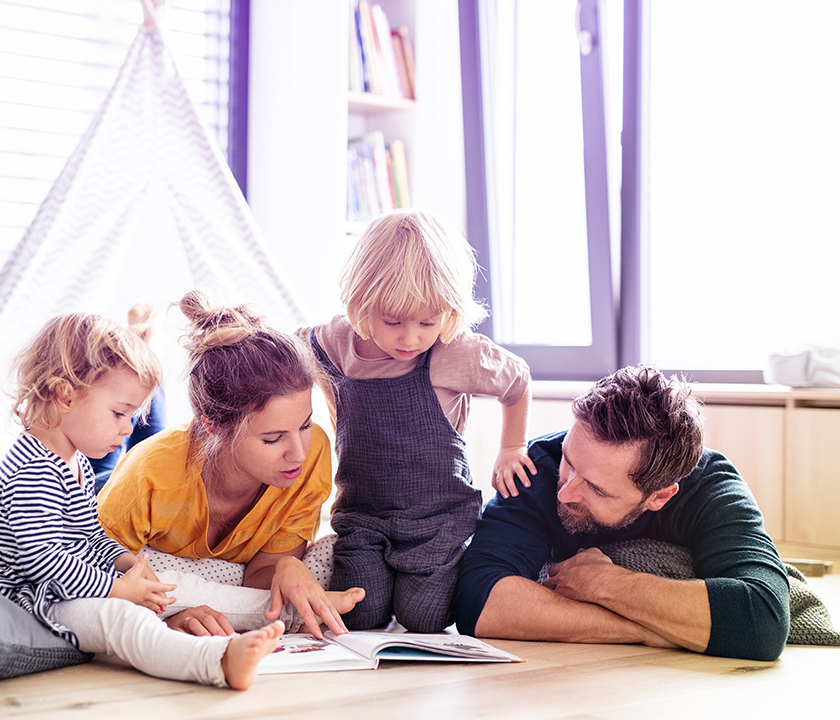 4-köpfige Familie verbringt Zeit miteinander. #Gib8aufGrippeschutz