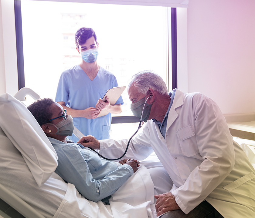 Arzt kümmert sich um seine Patientin. #Gib8aufGrippeschutz