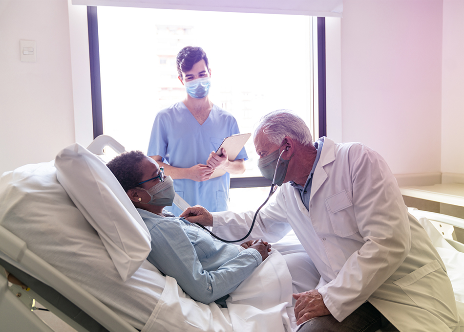 Arzt kümmert sich um seine Patientin. #Gib8aufGrippeschutz.