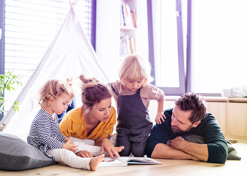 4-köpfige Familie verbringt Zeit miteinander. #Gib8aufGrippeschutz.