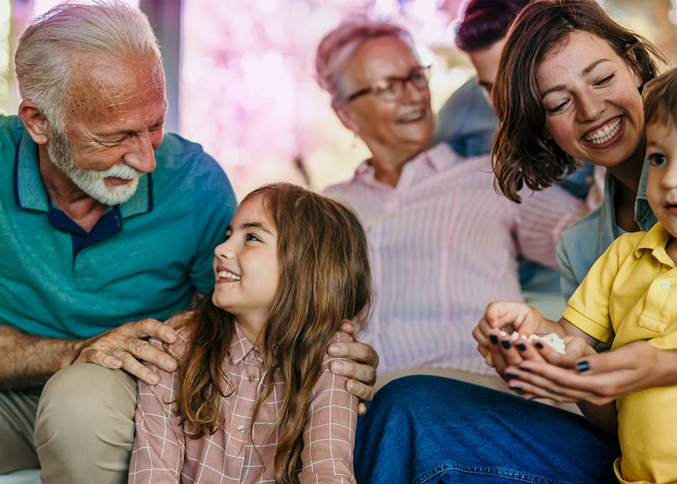 Enkel, Eltern und Großeltern genießen die Zeit miteinander.