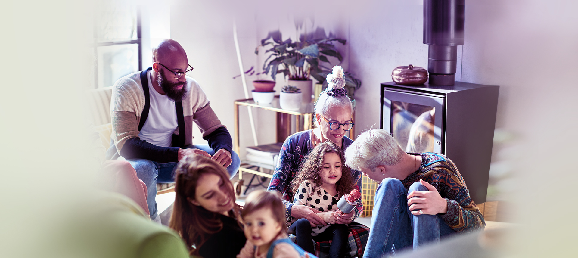 Familienmitglieder jeden Alters verbringen gemeinsam eine schöne Zeit. #Gib8aufGrippeschutz
