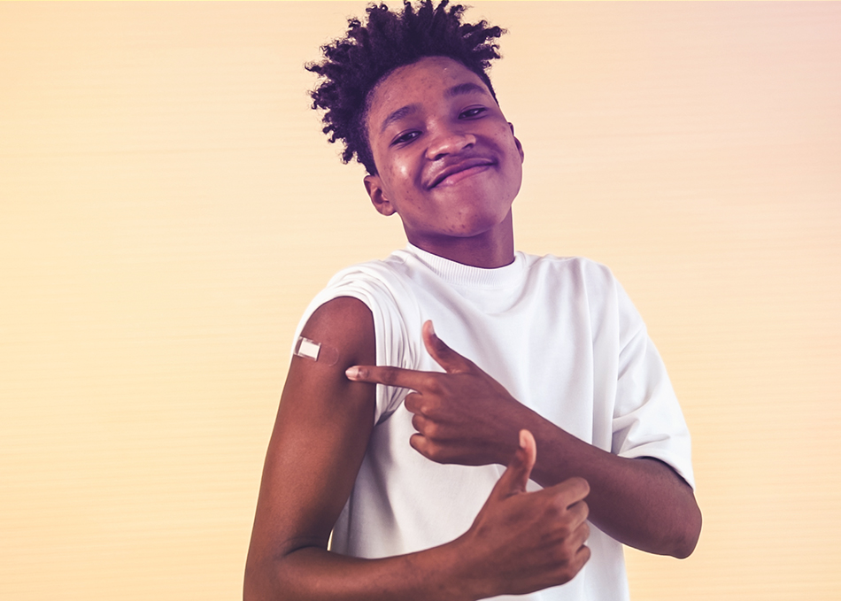 Teenager Junge hat Grippeschutzimpfung erhalten.