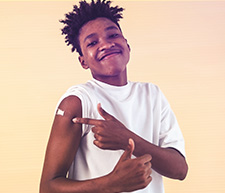 Teenager Junge hat Grippeschutzimpfung erhalten.