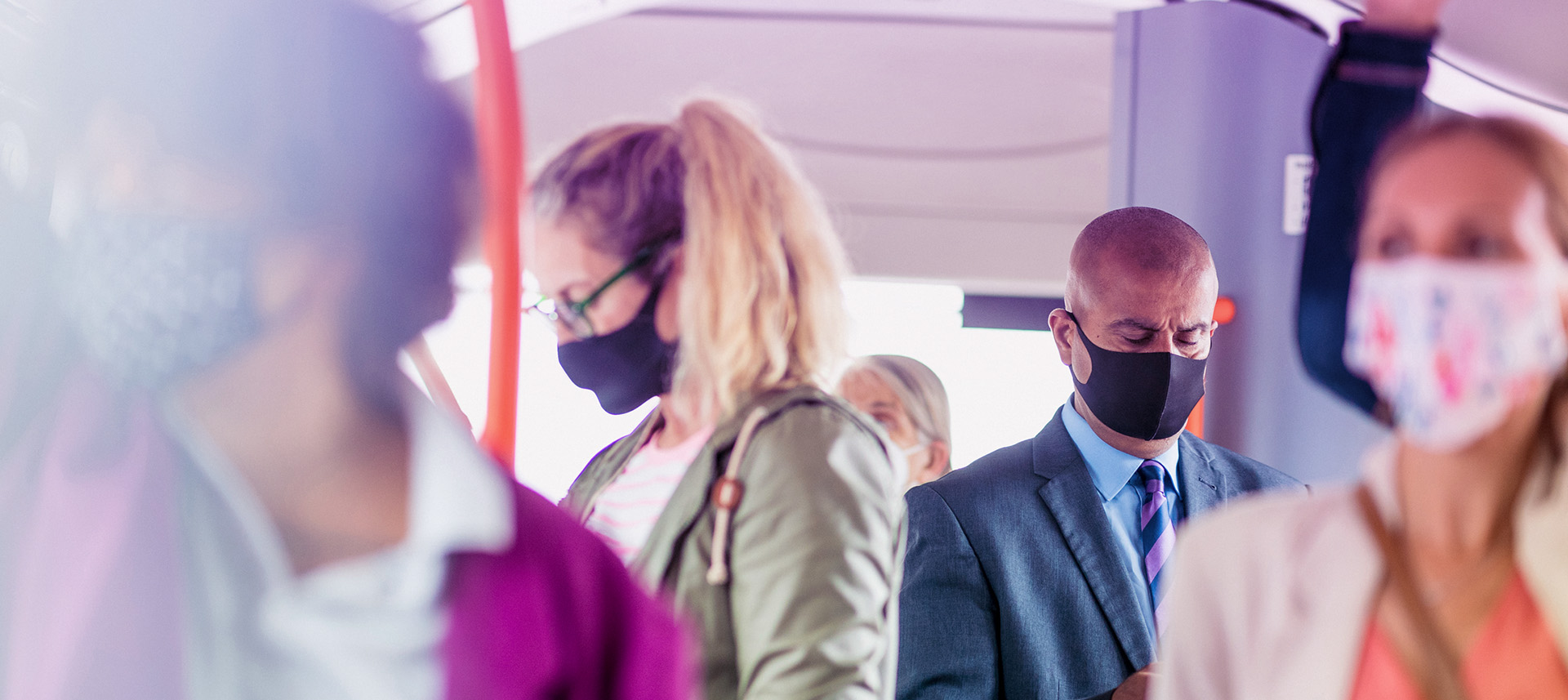 Menschen im öffentlichen Verkehrsmittel. Eine Ansteckung mit der Grippe ist jederzeit möglich.