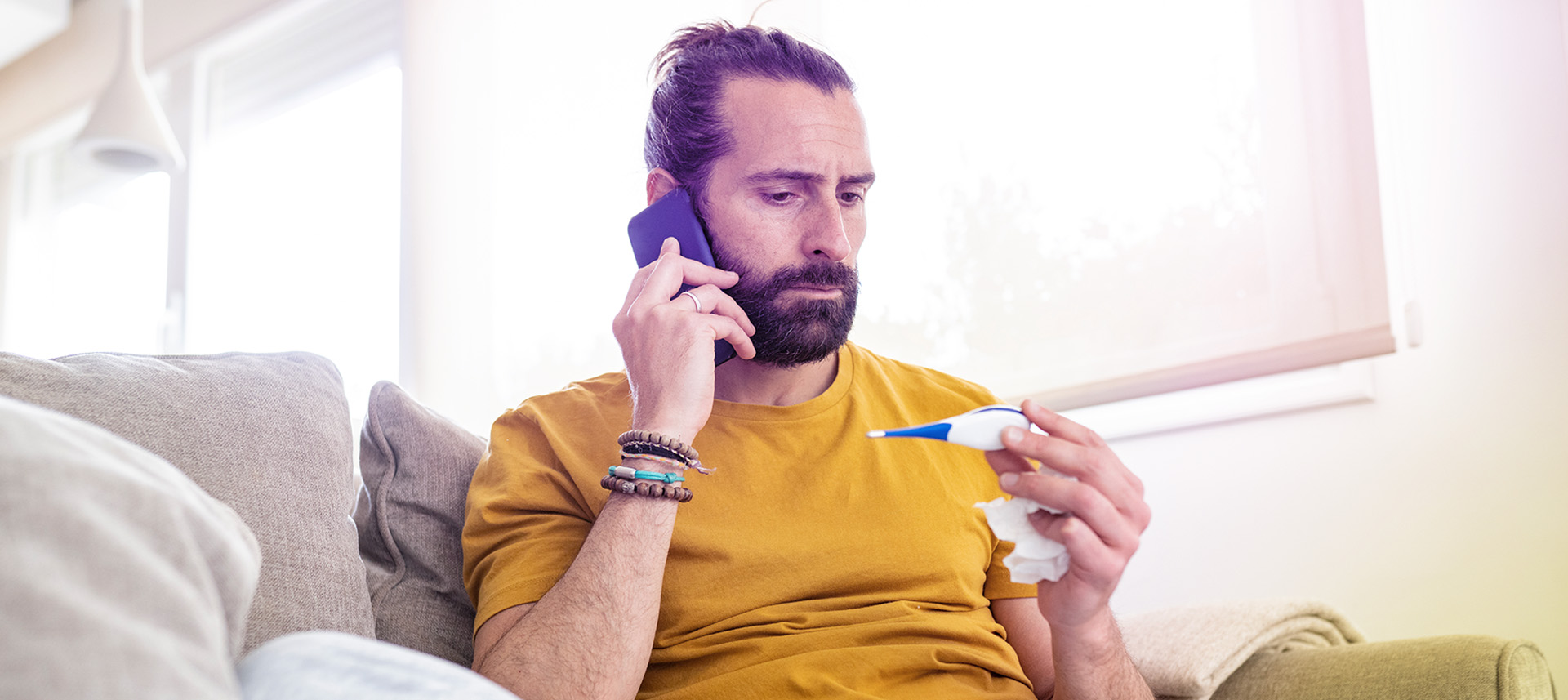 Mann hat sich mit Grippe infiziert und informiert sich über die Erkrankung.