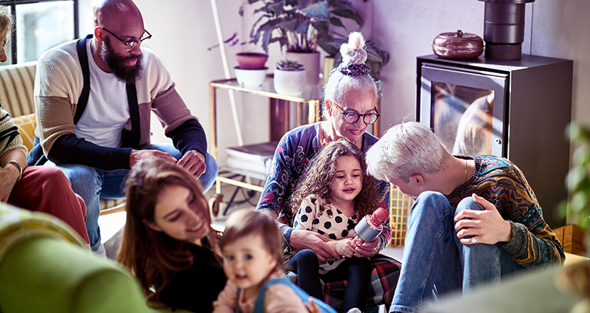 Familienmitglieder jeden Alters verbringen gemeinsam eine schöne Zeit. #Gib8aufGrippeschutz