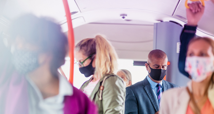 Menschen im öffentlichen Verkehrsmittel. Eine Ansteckung mit der Grippe ist jederzeit möglich.