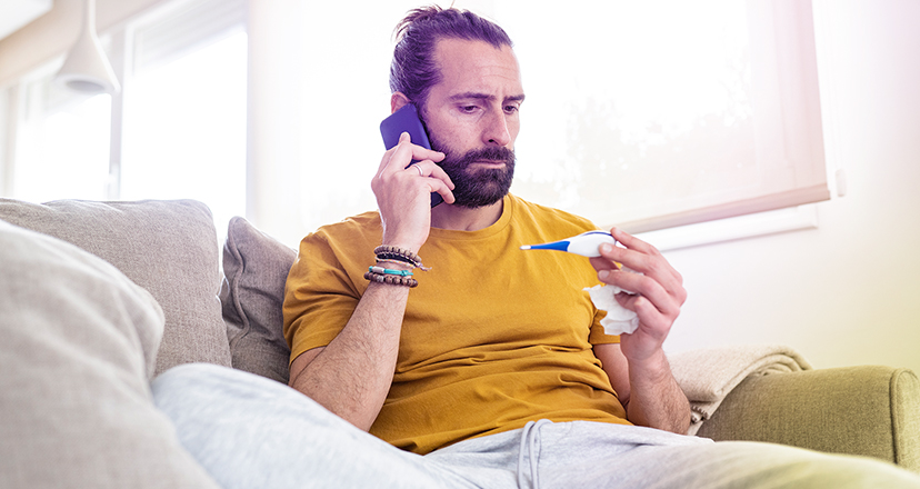 Mann hat sich mit Grippe infiziert und informiert sich über die Erkrankung.
